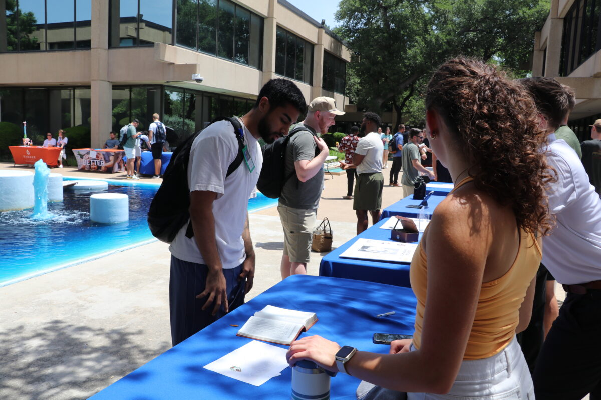 Students interacting at organization fair.